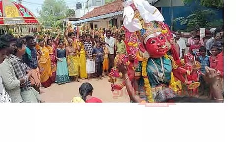 பால்குடம் எடுத்து வந்த பக்தர்கள் முன்பு நடனமாடிய காளியம்மன்