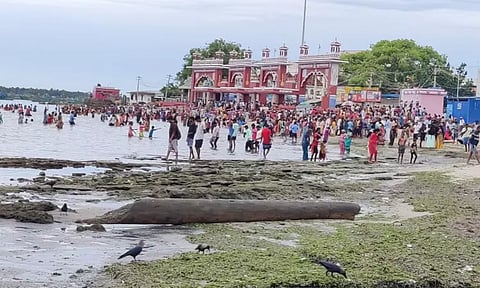 அக்னி தீர்த்தக் கடலில் கடல் நீர் சற்று உள்வாங்கியதால் பக்தர்கள் நீராடுவதில் சிரமம்..!