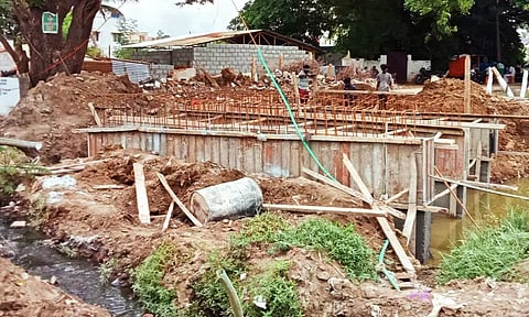 கழுத்தறுத்தான் பள்ளம் பகுதியில் பாலம் கட்டுமான பணி