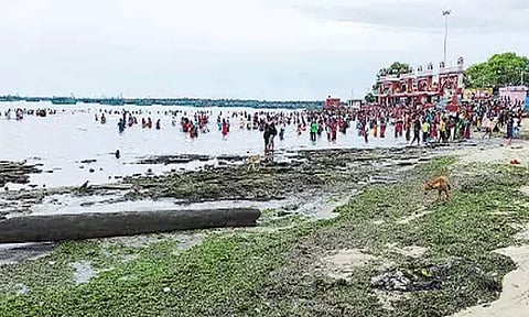 ராமேஸ்வரத்தில் திடீரென கடல்நீர் உள்வாங்கியதால் பரபரப்பு.!