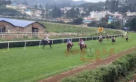 'தி நீல்கிரிஸ் டெர்பி' கோப்பைக்கான குதிரைப் பந்தயம்-சுற்றுலா பயணிகள் கண்டு ரசிப்பு