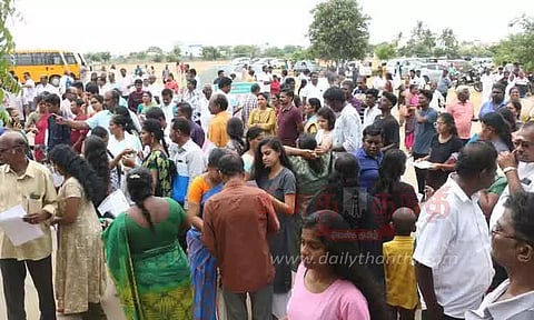 மாவட்டத்தில் 3 மையங்களில் நடந்தது; 1,844 மாணவ-மாணவிகள் நீட் தேர்வு எழுதினர்