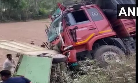 மொராதாபாத்தில் வேன் மீது லாரி மோதி பயங்கர விபத்து - 8 பேர் உயிரிழப்பு, 15 பேர் காயம்