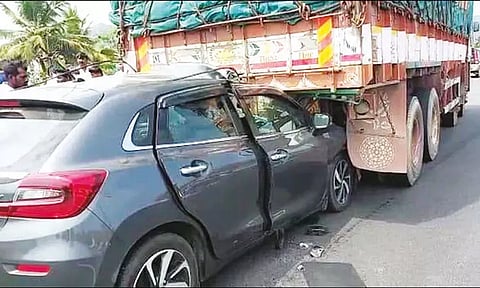 ஏலகிரி மலைக்கு சுற்றுலா சென்றபோது விபத்து லாரி மீது கார் மோதி சென்னை வங்கி ஊழியர் பலி