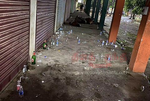 தஞ்சை புதிய பஸ் நிலைய வளாகத்தில் மதுஅருந்தும் இடமாக மாறிவரும் கடைகள்