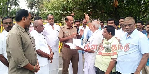 அத்திக்கடவு-அவினாசி திட்ட குளம், குட்டைகளில் நிறுவப்பட்டநீர் அளவிடும் கருவிகள் திருட்டு; பெருந்துறை போலீஸ் துணை சூப்பிரண்டிடம் விவசாயிகள் புகார்