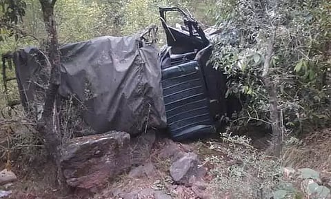 காஷ்மீரில் ராணுவ வாகனம் விபத்து: எல்லை பாதுகாப்பு படை வீரர் உயிரிழப்பு, 6 பேர் படுகாயம்
