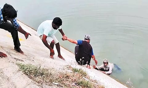 போரூர் ஏரியில் தவறி விழுந்த முதியவரை போராடி மீட்ட வாலிபர்கள்