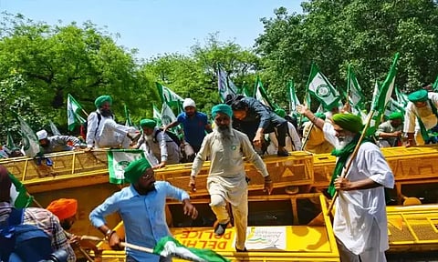 டெல்லி: மல்யுத்த வீராங்கனைகளுக்கு ஆதரவாக போலீசின் தடுப்பான்களை உடைத்து முன்னேறிய விவசாயிகள்