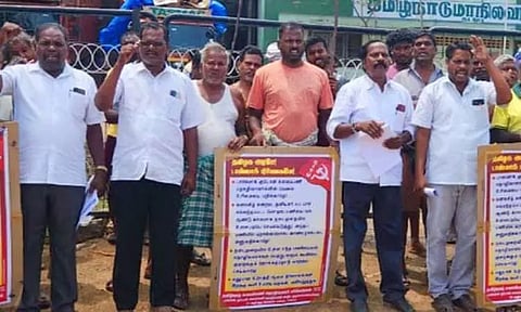 கடலூர் டாஸ்மாக் குடோன் முன்புசுமைப்பணி தொழிலாளர்கள் ஆர்ப்பாட்டம்