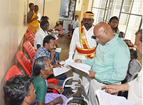 விழுப்புரம் கலெக்டர் அலுவலகத்தில் நடந்தமக்கள் குறைகேட்பு கூட்டத்தில் 578 மனுக்கள் பெறப்பட்டன