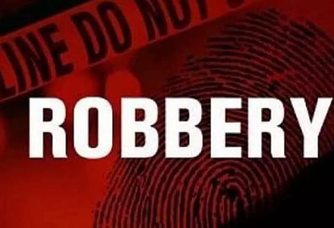 நடந்து சென்றவரிடம் ரூ.10 ஆயிரம் வழிப்பறி