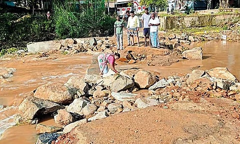 விடிய, விடிய பெய்த கன மழையால் பள்ளிப்பட்டு கொசஸ்தலை ஆற்றில் வெள்ளப்பெருக்கு