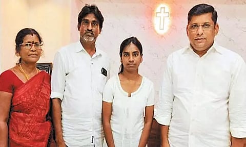 பிளஸ்-2 தேர்வில் பள்ளியில் முதலிடம் பிடித்த மாணவிக்கு பாராட்டு