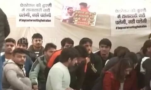 மல்யுத்த வீராங்கனைகளின் போராட்டத்தில் பங்கேற்ற 3 மல்யுத்த சங்க செயலாளர்கள் பணியிடை நீக்கம்