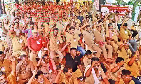 மீட்டர் கட்டணத்தை உயர்த்தக்கோரி ஆட்டோ டிரைவர்கள் உண்ணாவிரதம்