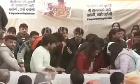 மல்யுத்த வீராங்கனைகள் போராட்டம் குறித்து நிலவர அறிக்கை தாக்கல் செய்ய காவல்துறைக்கு டெல்லி கோர்ட்டு உத்தரவு