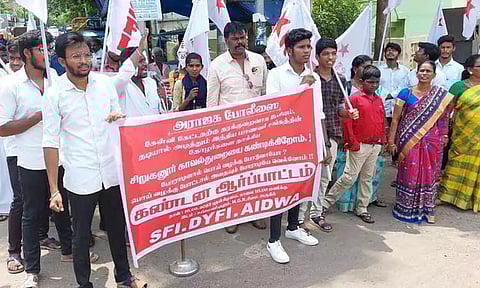 இந்திய மாணவர் சங்கத்தினர் ஆர்ப்பாட்டம்