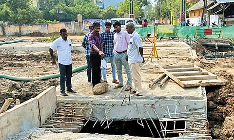 திருவொற்றியூரில் 2 ஆண்டுகளாக முடிக்கப்படாத மழைநீர் கால்வாய் பணி - ஒப்பந்ததாரர் மீது நடவடிக்கை எடுக்க உத்தரவு
