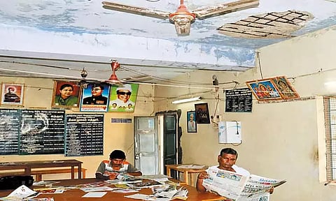 திருத்தணி மத்தூர் ஊராட்சி நூலக கட்டிட மேற்கூரை சேதம்; வாசகர்களின் பாதுகாப்பு கேள்விக்குறி