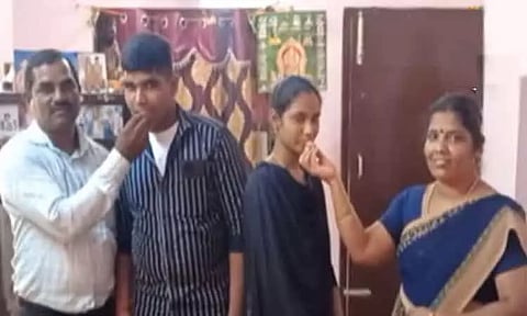 கோவையில் பிளஸ் 2 பொதுத்தேர்வு எழுதிய இரட்டையர்கள் ஒரே மதிப்பெண் பெற்ற அதிசயம்