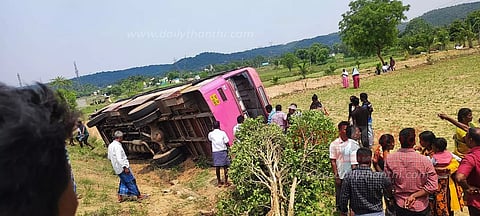 இண்டூர் அருகேஅரசு டவுன் பஸ் கவிழ்ந்து 26 பேர் காயம்