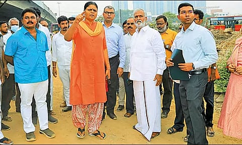 கோயம்பேட்டில் ரூ.10 கோடியில் பூங்கா அமைக்கும் பணி; அமைச்சர் சேகர்பாபு ஆய்வு