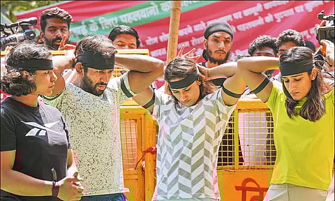 பிரிஜ் பூஷனை கைது செய்ய வலியுறுத்தி மல்யுத்த வீரர்கள் கருப்பு பட்டை அணிந்து போராட்டம்