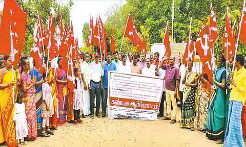 கும்மிடிப்பூண்டி தாசில்தார் அலுவலகம் முன்பு கண்டன ஆர்ப்பாட்டம்