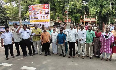 நீதிமன்ற பணிகளை புறக்கணித்து வக்கீல்கள் ஆர்ப்பாட்டம்