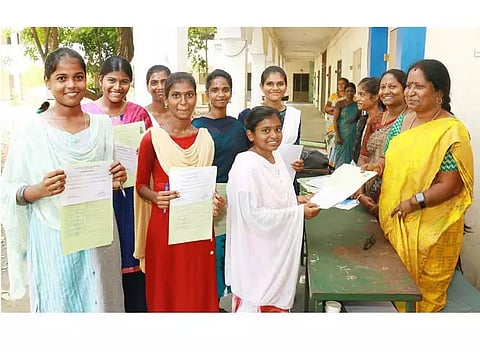 விழுப்புரம் மாவட்டத்தில்பிளஸ்-2 முடித்த மாணவர்களுக்கு தற்காலிக மதிப்பெண் சான்றிதழ்அந்தந்த பள்ளிகளில் வழங்கப்பட்டது