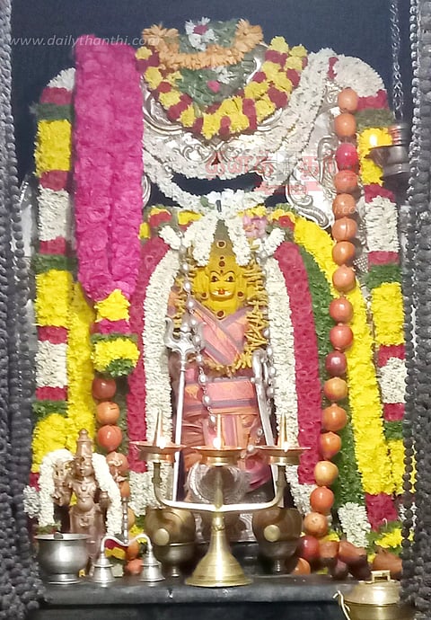 தேய்பிறை அஷ்டமியையொட்டி அதியமான்கோட்டை காலபைரவர் கோவிலில் சிறப்பு வழிபாடுதிரளான பக்தர்கள் சாமி தரிசனம்