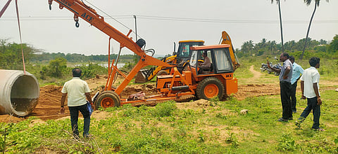 சூளகிரி அருகேஏரியில் ஆக்கிரமிப்புகள் அகற்றம்