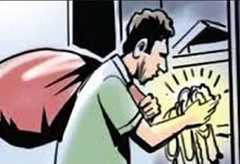 3 வீடுகளில் நகைகள்-பணம் திருட்டு