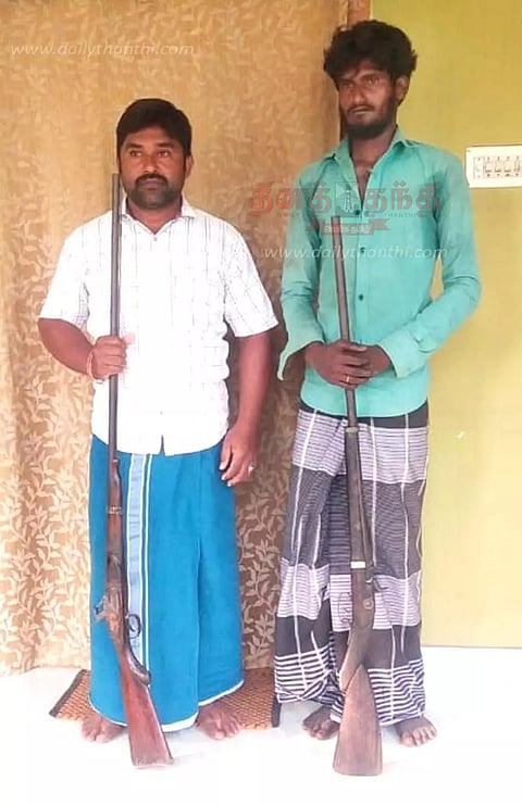 வனவிலங்குகளை வேட்டையாட நாட்டுத்துப்பாக்கி வைத்திருந்த கோழிப்பண்ணை உரிமையாளர் உள்பட 2 பேர் கைது மேலும் 2 பேருக்கு வலைவீச்சு