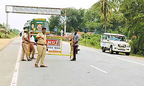 திருத்தணி தேசிய நெடுஞ்சாலையில் விபத்துக்களை தடுக்க துணை போலீஸ் சூப்பிரண்டு நடவடிக்கை