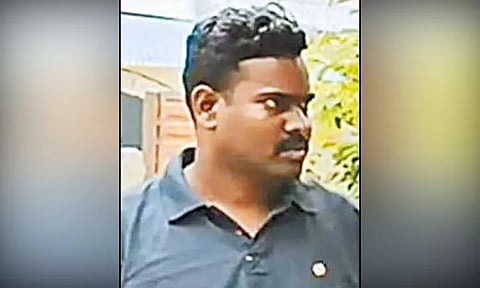 வாலிபர் கொலை வழக்கில் கைதானவர்களிடம் தொடர்பு - போலீஸ்காரர் பணியிடைநீக்கம்