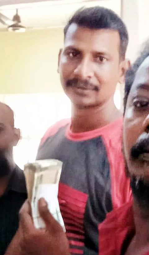 சாலையில் தவறவிட்ட ரூ.50 ஆயிரத்தை போலீசில் ஒப்படைத்த வக்கீல்