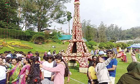 ஊட்டியில் ரோஜா கண்காட்சி தொடங்கியது