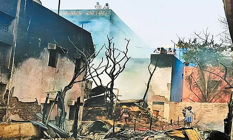 தண்டையார்பேட்டையில் 2 குடோன்களில் பயங்கர தீ விபத்து; வீடுகளுக்கும் தீ பரவியதால் பரபரப்பு