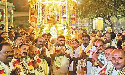 காஞ்சீபுரம் காமாட்சி அம்மன் கோவிலில் தங்கத்தேர் இழுத்து வழிபாடு