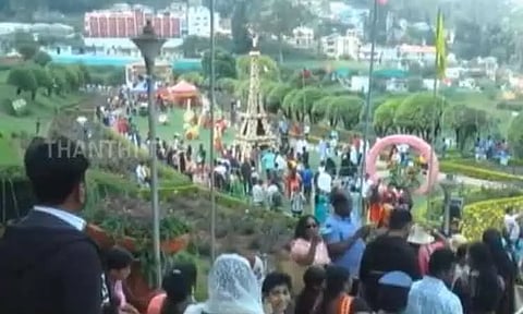 ஊட்டியில் 2-வது நாளாக நடைபெறும் மலர் கண்காட்சி: சுற்றுலா பயணிகளை கவர்ந்த ஈபிள் கோபுரம்