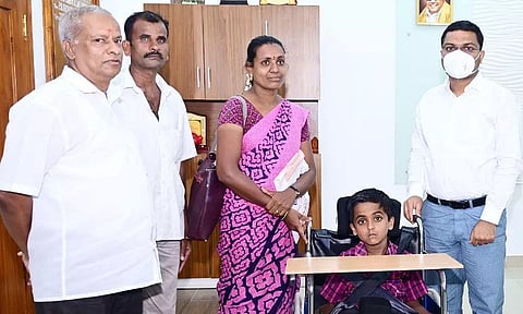 மாற்றுத்திறனாளி சிறுவனுக்கு சிறப்பு சக்கர நாற்காலி