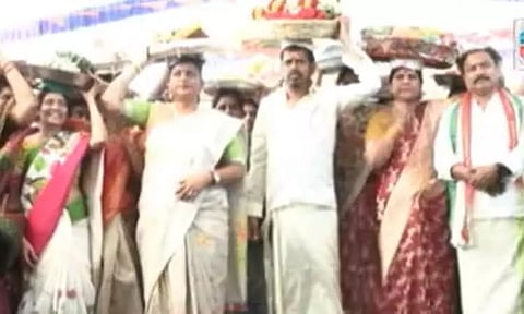 திருப்பதி கங்கை அம்மன் கோவிலில் பட்டு வஸ்திரம் சமர்ப்பித்து மந்திரி ரோஜா தரிசனம்