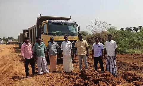 வண்டல் மண் ஏற்றி வந்த லாரிகளை பா.ம.க.வினர் திடீர் முற்றுகை