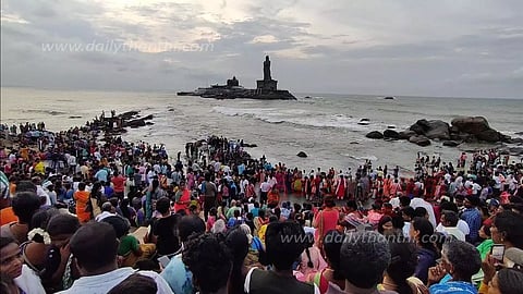 கோடைவிடுமுறையையொட்டிகன்னியாகுமரியில் குவிந்த சுற்றுலா பயணிகள்