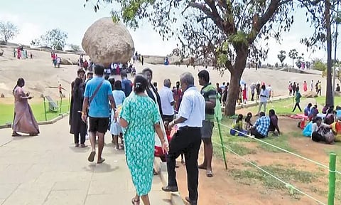 மாமல்லபுரத்தில் குவிந்த சுற்றுலா பயணிகள்