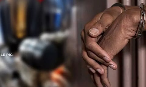 கள்ளச்சாராயம் விற்பனை தொடர்பாக 10 மாவட்டங்களில் 410 பேர் கைது..!