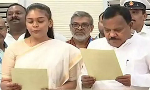 ஒடிசா; கொல்லப்பட்ட தந்தையின் பிறந்த நாளில் எம்.எல்.ஏ.வாக பதவியேற்ற மகள்