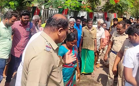 பெண் தீக்குளிக்க முயற்சி